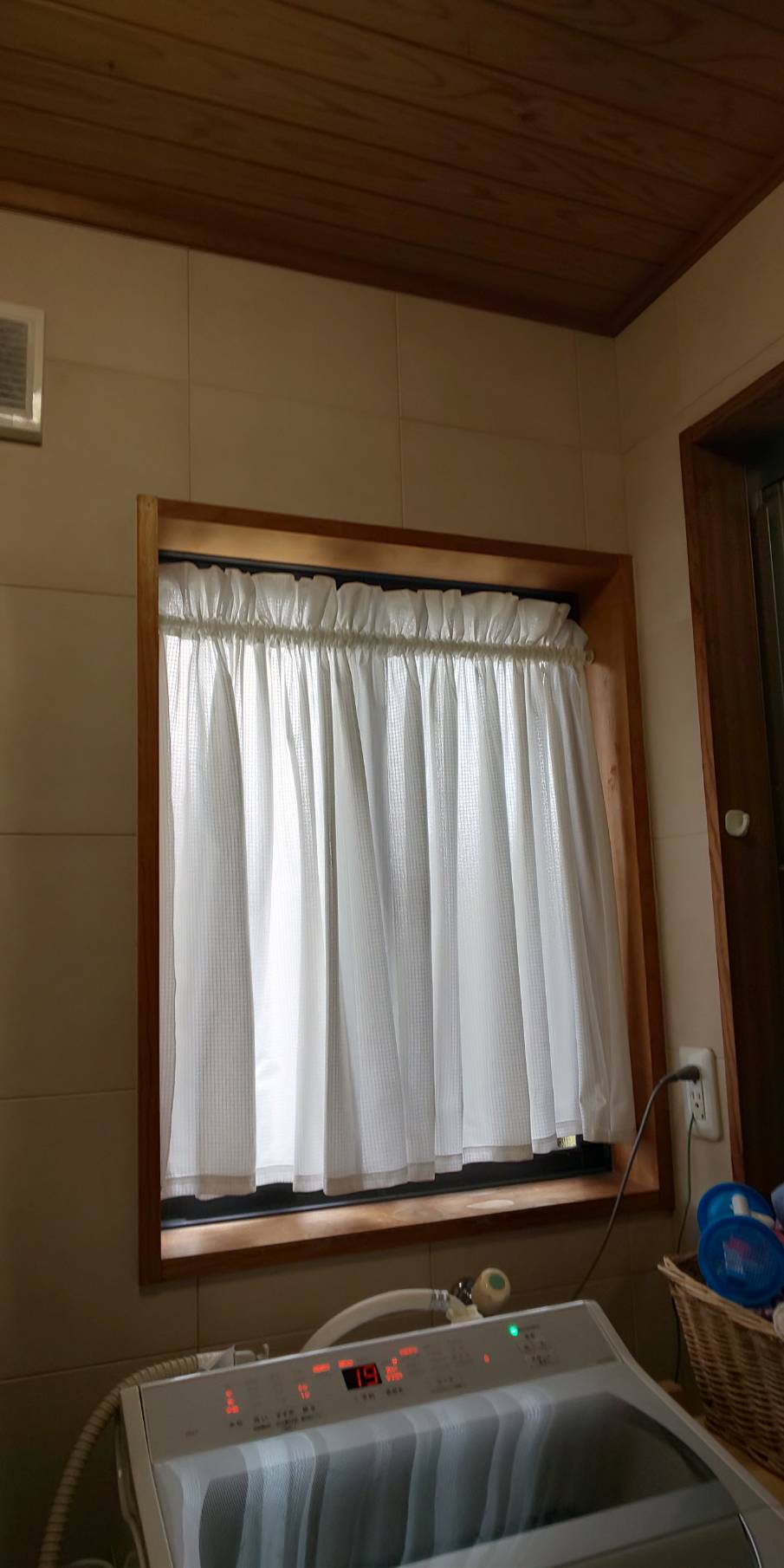 細長い窓 寝室