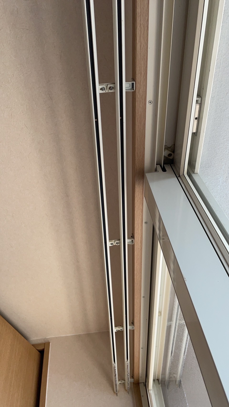 細長い窓 寝室